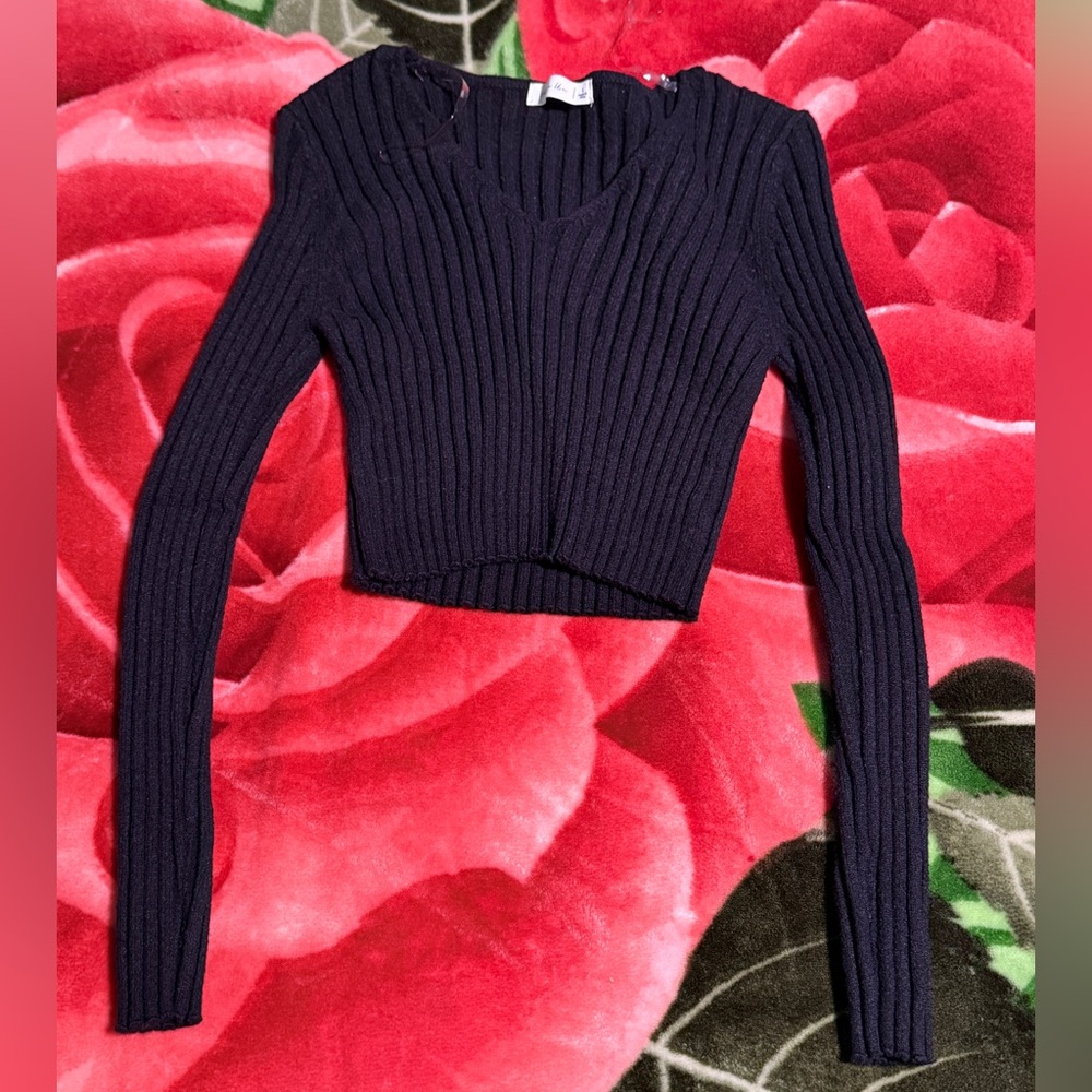 Black long sleeve crop too